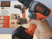 Black Decker Furadeira e Parafusadeira VRR com 2 velocidades, Furadeira de Impacto 360 RPM a 1.400 RPM, 110V, Modelo BCD704C1, 20V