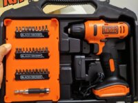 Black Decker Furadeira e Parafusadeira 3/8 Pol Bateria 12V, com 31 Acessórios e Maleta, Modelo LD12SC, Bivolt