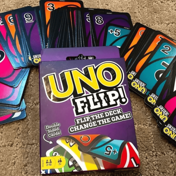UNO Flip, Jogo de Cartas com Baralho de Dois Lados e Caixa Resistente, Para Crianças, Adultos & Noite de Jogos, Mattel