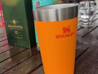 Stanley - Copo de cerveja isolado, copo empilhável Stay Chill de 473 ml, Golden Rod